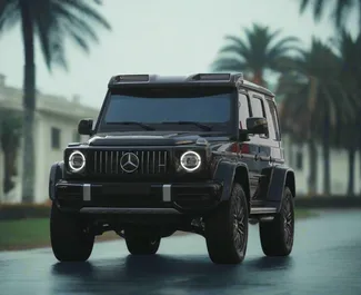 Vooraanzicht van een huurauto Mercedes-Benz G63 AMG in Dubai, Verenigde Arabische Emiraten ✓ Auto #13487. ✓ Transmissie Automatisch TM ✓ 0 beoordelingen.