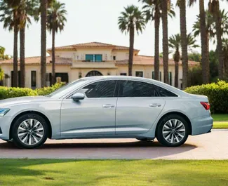 Audi A6 2023 beschikbaar voor verhuur in Dubai, met een kilometerlimiet van onbeperkt.