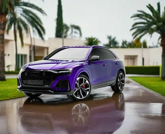 Audi RS Q8 2023 beschikbaar voor verhuur in Dubai, met een kilometerlimiet van onbeperkt.