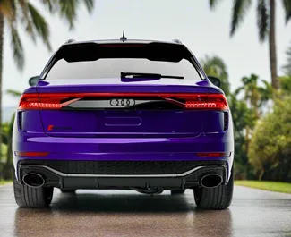 Interieur van Audi RS Q8 te huur in de VAE. Een geweldige auto met 5 zitplaatsen en een Automatisch transmissie.