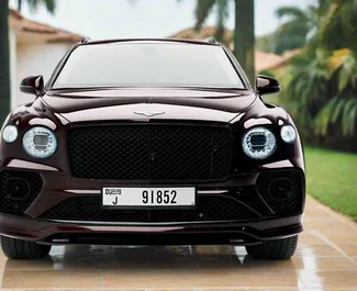 Vooraanzicht van een huurauto Bentley Bentayga in Dubai, Verenigde Arabische Emiraten ✓ Auto #13376. ✓ Transmissie Automatisch TM ✓ 0 beoordelingen.