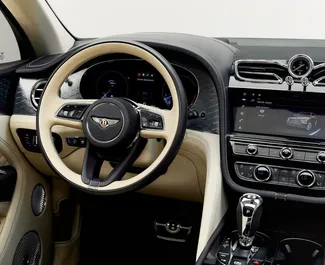 Autohuur Bentley Bentayga 2022 in in de VAE, met Benzine brandstof en 542 pk ➤ Vanaf 2100 AED per dag.