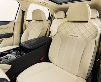 Verhuur Bentley Bentayga. Premium, Luxe, Crossover Auto te huur in de VAE ✓ Borg van Borg van 2500 AED ✓ Verzekeringsmogelijkheden TPL.