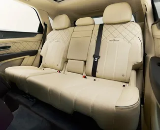 Bentley Bentayga 2022 beschikbaar voor verhuur in Dubai, met een kilometerlimiet van onbeperkt.