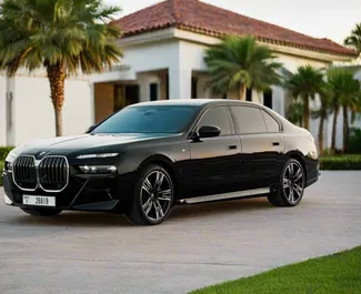 BMW 740Li 2023 beschikbaar voor verhuur in Dubai, met een kilometerlimiet van onbeperkt.
