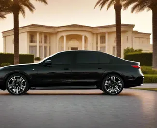 Interieur van BMW 740Li te huur in de VAE. Een geweldige auto met 5 zitplaatsen en een Automatisch transmissie.