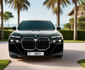Vooraanzicht van een huurauto BMW 740Li in Dubai, Verenigde Arabische Emiraten ✓ Auto #13378. ✓ Transmissie Automatisch TM ✓ 0 beoordelingen.
