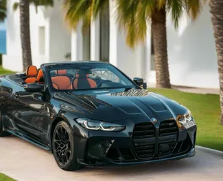 Interieur van BMW M4 Competition te huur in de VAE. Een geweldige auto met 4 zitplaatsen en een Automatisch transmissie.