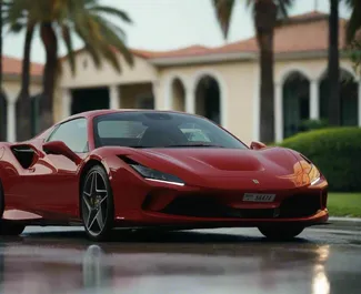 Ferrari F8 Spider 2023 beschikbaar voor verhuur in Dubai, met een kilometerlimiet van onbeperkt.