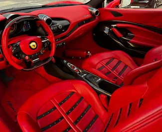 Interieur van Ferrari F8 Spider te huur in de VAE. Een geweldige auto met 2 zitplaatsen en een Automatisch transmissie.