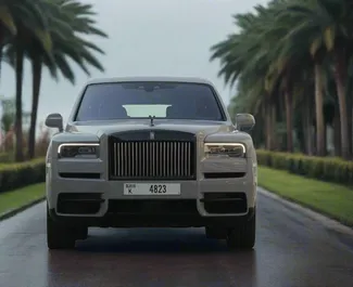 Vooraanzicht van een huurauto Rolls-Royce Cullinan in Dubai, Verenigde Arabische Emiraten ✓ Auto #13489. ✓ Transmissie Automatisch TM ✓ 0 beoordelingen.
