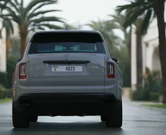Verhuur Rolls-Royce Cullinan. Luxe, Crossover Auto te huur in de VAE ✓ Borg van Borg van 2500 AED ✓ Verzekeringsmogelijkheden TPL.
