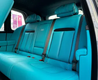 Autohuur Rolls-Royce Cullinan 2024 in in de VAE, met Benzine brandstof en 600 pk ➤ Vanaf 4200 AED per dag.