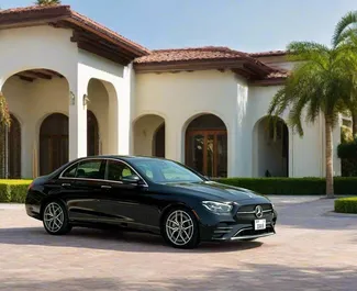 Verhuur Mercedes-Benz E350. Premium, Luxe Auto te huur in de VAE ✓ Borg van Borg van 2500 AED ✓ Verzekeringsmogelijkheden TPL.