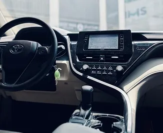 Benzine motor van 2,5L van Toyota Camry 2023 te huur in Dubai.