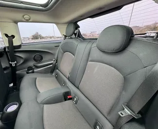 Autohuur Mini Cooper 2024 in in de VAE, met Benzine brandstof en 136 pk ➤ Vanaf 350 AED per dag.