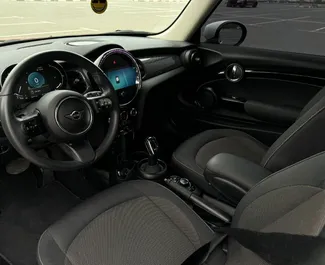 Verhuur Mini Cooper. Comfort, Premium Auto te huur in de VAE ✓ Borg van Borg van 2500 AED ✓ Verzekeringsmogelijkheden TPL.