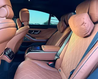 Verhuur Mercedes-Benz S500. Premium, Luxe Auto te huur in de VAE ✓ Borg van Borg van 2500 AED ✓ Verzekeringsmogelijkheden TPL.