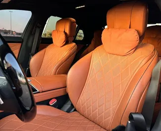 Autohuur Mercedes-Benz S580 e 2022 in in de VAE, met Benzine brandstof en 496 pk ➤ Vanaf 1500 AED per dag.