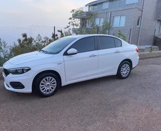 Vooraanzicht van een huurauto Fiat Egea in Alanya, Turkije ✓ Auto #13534. ✓ Transmissie Automatisch TM ✓ 0 beoordelingen.