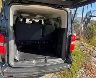 Diesel motor van 2,2L van Opel Zafira Life 2023 te huur in Alanya.