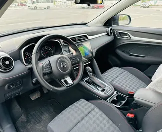 Interieur van MG ZS te huur in de VAE. Een geweldige auto met 5 zitplaatsen en een Automatisch transmissie.