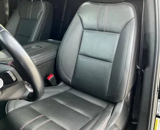 Autohuur Chevrolet Tahoe 2023 in in de VAE, met Benzine brandstof en 355 pk ➤ Vanaf 500 AED per dag.