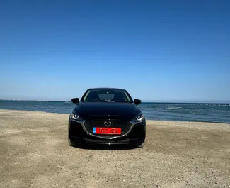 Vooraanzicht van een huurauto Mazda 2 in Larnaca, Cyprus ✓ Auto #13250. ✓ Transmissie Automatisch TM ✓ 0 beoordelingen.