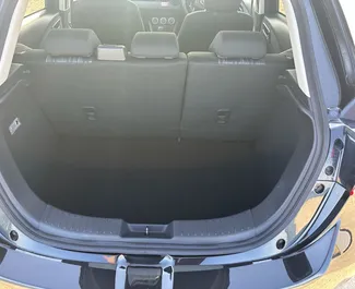 Interieur van Mazda 2 te huur in Cyprus. Een geweldige auto met 5 zitplaatsen en een Automatisch transmissie.