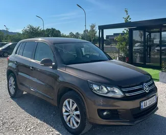 Vooraanzicht van een huurauto Volkswagen Tiguan op de luchthaven van Tirana, Albanië ✓ Auto #13389. ✓ Transmissie Automatisch TM ✓ 0 beoordelingen.