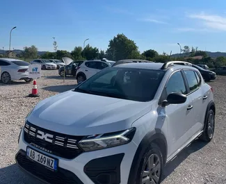 Vooraanzicht van een huurauto Dacia Sandero Stepway op de luchthaven van Tirana, Albanië ✓ Auto #10103. ✓ Transmissie Handmatig TM ✓ 1 beoordelingen.