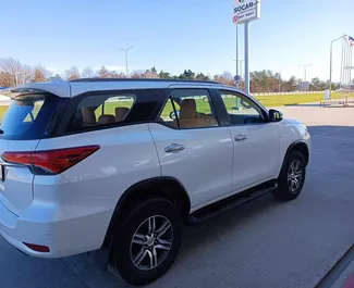 Autohuur Toyota Fortuner 2017 in in Georgië, met Benzine brandstof en 201 pk ➤ Vanaf 190 GEL per dag.