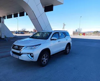 Vooraanzicht van een huurauto Toyota Fortuner in Tbilisi, Georgië ✓ Auto #13436. ✓ Transmissie Automatisch TM ✓ 0 beoordelingen.