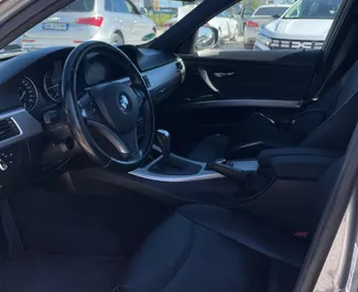 Benzine motor van 2,0L van BMW 3-series Compact 2011 te huur op de luchthaven van Tirana.