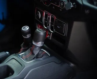 Interieur van Jeep Wrangler Rubicon te huur in Georgië. Een geweldige auto met 5 zitplaatsen en een Automatisch transmissie.