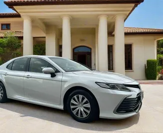 Toyota Camry 2023 beschikbaar voor verhuur in Dubai, met een kilometerlimiet van onbeperkt.