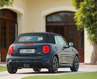 Mini Cooper 2022 beschikbaar voor verhuur in Dubai, met een kilometerlimiet van onbeperkt.