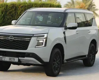 Interieur van Nissan Patrol te huur in de VAE. Een geweldige auto met 7 zitplaatsen en een Automatisch transmissie.