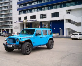 Vooraanzicht van een huurauto Jeep Wrangler Rubicon in Batumi, Georgië ✓ Auto #13526. ✓ Transmissie Automatisch TM ✓ 0 beoordelingen.