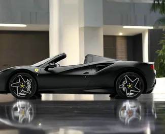 Ferrari F8 Spider 2023 beschikbaar voor verhuur in Dubai, met een kilometerlimiet van onbeperkt.