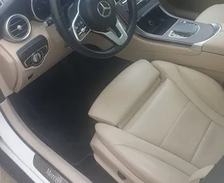 Benzine motor van 2,0L van Mercedes-Benz GLC300 2024 te huur in Bakoe.