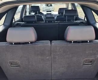 Diesel motor van 2,2L van Chevrolet Captiva 2014 te huur op de luchthaven van Tirana.