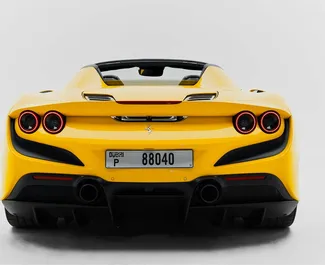 Ferrari F8 Spider 2022 beschikbaar voor verhuur in Dubai, met een kilometerlimiet van onbeperkt.