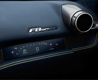 Verhuur Ferrari F8 Spider. Premium, Luxe, Cabriolet Auto te huur in de VAE ✓ Borg van Borg van 2500 AED ✓ Verzekeringsmogelijkheden TPL.