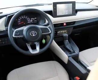 Autohuur Toyota Yaris Ativ 2023 in in de VAE, met Benzine brandstof en 106 pk ➤ Vanaf 100 AED per dag.