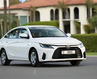 Interieur van Toyota Yaris Ativ te huur in de VAE. Een geweldige auto met 7 zitplaatsen en een Automatisch transmissie.