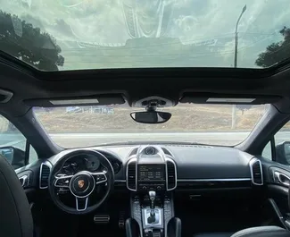 Porsche Cayenne 2016 beschikbaar voor verhuur in Tbilisi, met een kilometerlimiet van 250 km/dag.