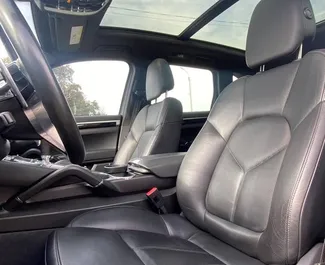 Interieur van Porsche Cayenne te huur in Georgië. Een geweldige auto met 5 zitplaatsen en een Automatisch transmissie.