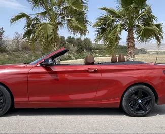 BMW 218i Cabrio 2020 beschikbaar voor verhuur in Alicante, met een kilometerlimiet van 250 km/dag.