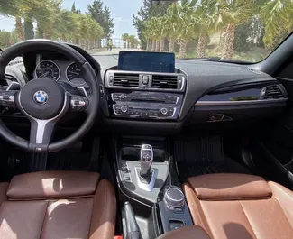 Interieur van BMW 218i Cabrio te huur in Spanje. Een geweldige auto met 4 zitplaatsen en een Automatisch transmissie.
